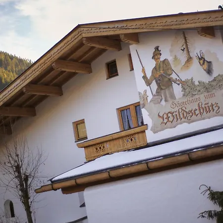 Gaestehaus Wildschuetz - By Tirolerhof ゲストハウス トゥクス